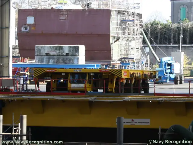 A self-propelled modular trailer is used to move large blocks to the covered dry-dock