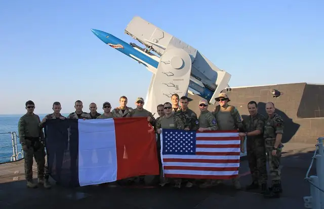 On January 22, 2015, six US Navy Explosive Ordnance Disposal (EOD) divers participated in an exchange of know-how with the crew of the French Navy (Marine Nationale) anti-aircraft frigate Jean Bart. For the past 3 months Jean Bart is deployed with aircraft carrier USS Carl Vinson in the Carrier Strike Group One for escort mission. In order to share their know-how and to strengthen interoperability, 6 US clearance divers were airlifted to the Jean Bart for an "EOD day".