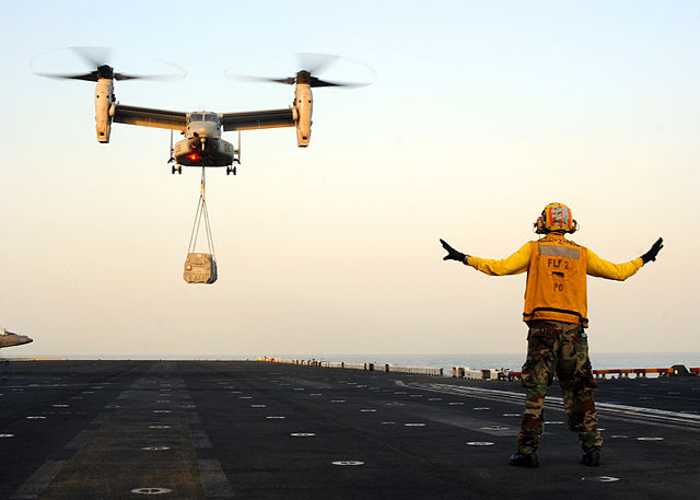 The U.S. Navy has probably selected the V-22 Osprey tilt-rotor made by Bell-Boeing to replace the Northrop Grumman C-2A Greyhound for carrier onboard delivery (COD) missions. Breaking Defense was the first to mention a memorandum of understanding (MOU) signed on January 5th by Secretary of the Navy, Chief of Naval Operations and Marine Corps Commandant stipulating that the U.S. Navy will buy four V-22s each year from 2018 to 2020.