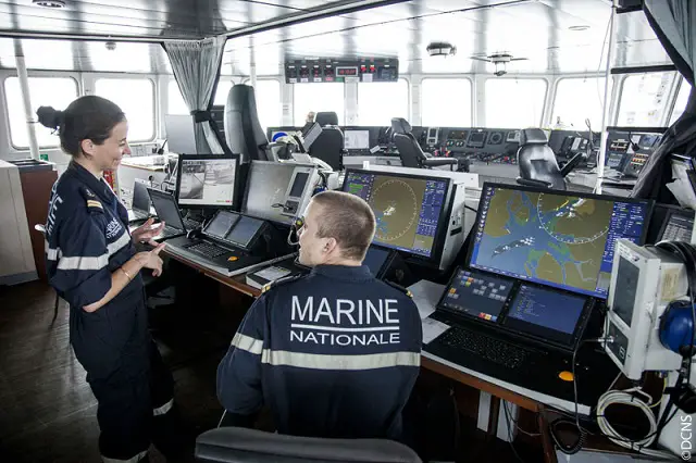 DCNS conducted three demonstration operations for POLARIS® and NIDL® on 28 May in Douala (Cameroon), 10 June in Abidjan (Ivory Coast) and 22 June in Dakar (Senegal). The simulation of a sea-rescue and offender interception scenario under real conditions required the deployment of the POLARIS® mission system in a land-based centre as well as on board L’Adroit, an OPV built by DCNS on its own funds and loaned, free of charge, to the French navy. The representatives of the Cameroonian, Ivory Coast and Senegalese Navies each provided their support to the real-time deployment of data-transmission capacities between the land-based operations centre and the OPV deployed at sea.