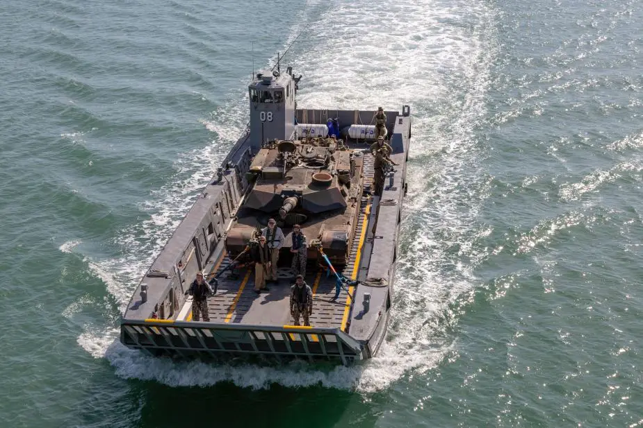 Australian Navy uses for the first time LHD Landing Craft to carry M1A1 Abrams tank 925 001