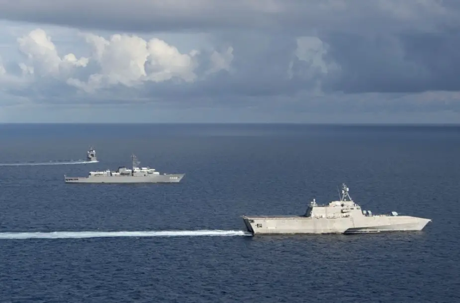 Japan and US navies exercise together in South China Sea 925 002