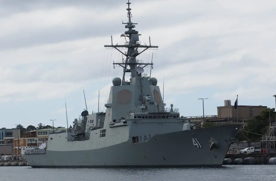 Royal Australian Navy warships simulate sea combat during Exercise VIKING RAIDER 925 002