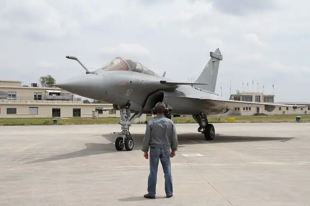 On Friday, 3 October, the Dassault Aviation plant in Mérignac (France) delivered to the French defense procurement agency (DGA) the Rafale M10, the first of a tranche of ten retrofitted Rafale “Marine” (Navy) aircraft. These ten Rafale aircraft (M1 to M10) were produced from the late 1990s to replace the F-8 Crusaders aircraft that provided air defense for the French navy since 1964. As this replacement could not wait for the service entry of the versatile F2 and F3 standards, the ten Rafale Marine were provided with a so-called basic F1 standard, limited to superiority and air defense missions only.