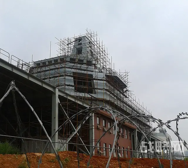 Type 055 SIF during construction (pictures from May 2014): It appears that APAR (Active Phased Array Radar) plannar arrays are only fitted on one side of the SIF (the one facing the water). These APAR antennas may be the Type 346A similar to those fitted on the existing Type 052D destroyers. Opening at the top of the mast are likely for ESM, ECM and an X band radar.