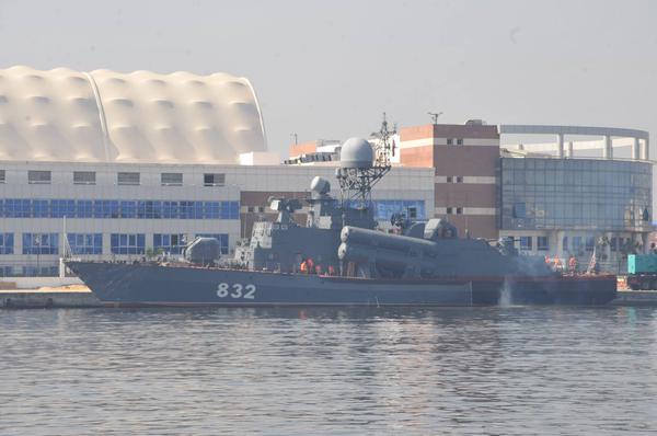 Egypt continues to strengthen its navy at an impressive pace: Following the recent delivery of two Ambassador MK III FMC from the United States, the procurement of a FREMM Frigate from France (plus four Gowind class corvettes on order), news has emerged that the Egyptian Navy just procured the Tarantul class missile corvette P-32 (Project 12421 Molniya) from Russia.