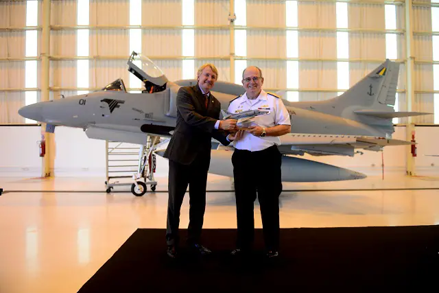 Embraer Defense & Security held the delivery ceremony, today, of the first modernized AF-1 (AF-1B) fighter jet to the Brazilian Navy at its industrial plant in Gavião Peixoto, in outstate São Paulo. The ceremony was attended by the Navy Commander, Fleet Admiral Eduardo Bacellar Leal Ferreira, and officers of the High Command of the Brazilian Navy. The AF-1 program (the name given by the Navy to the McDonnell Douglas A-4 Skyhawk) provides for the revitalization and modernization of 12 subsonic jets – nine AF-1 single-seaters and three AF-1A two-seaters.