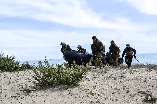 The Italian Navy (Marina Militare) announced that from January to March, a team of Parachute Swimmers of the San Marco Marine Brigade and the Submarine Component conducted the first of their 2016 joint training activities, in the waters of the Ionian Sea. 