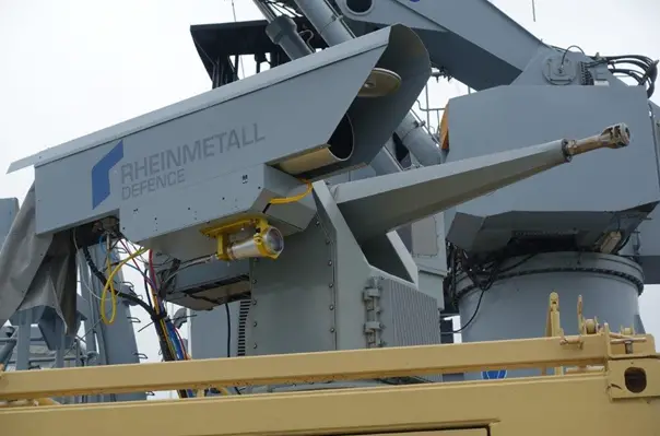 Rheinmetall and the German Bundewehr have successfully tested a high-energy laser effector installed on a German warship operating on the high seas. To carry out the test, Rheinmetall mounted a 10-kilowatt high-energy laser (HEL) effector on a MLG 27 light naval gun.