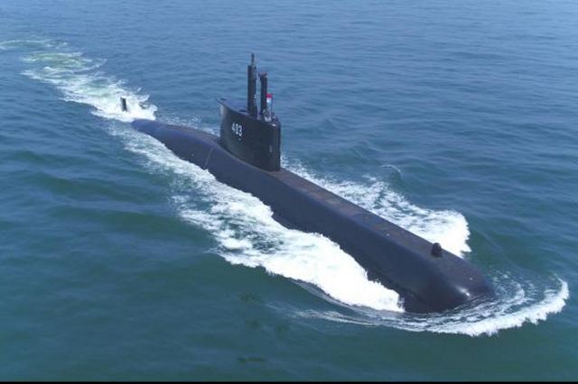 Daewoo Shipbuilding & Marine Engineering Co., a major shipyard, handed over a 1,400-ton diesel-electric submarine to the Indonesian navy on Wednesday, becoming the first South Korean company to export a submarine.