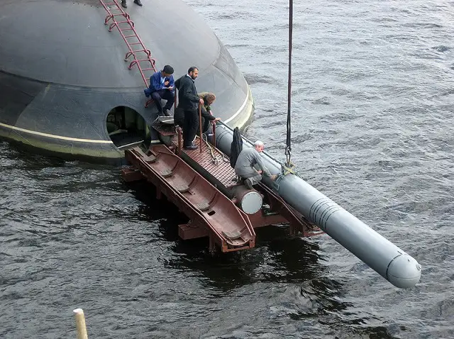 Fuerzas Armadas de Rusia - Página 13 Kalibr_cruise_missile_Kilo_SSK_loading