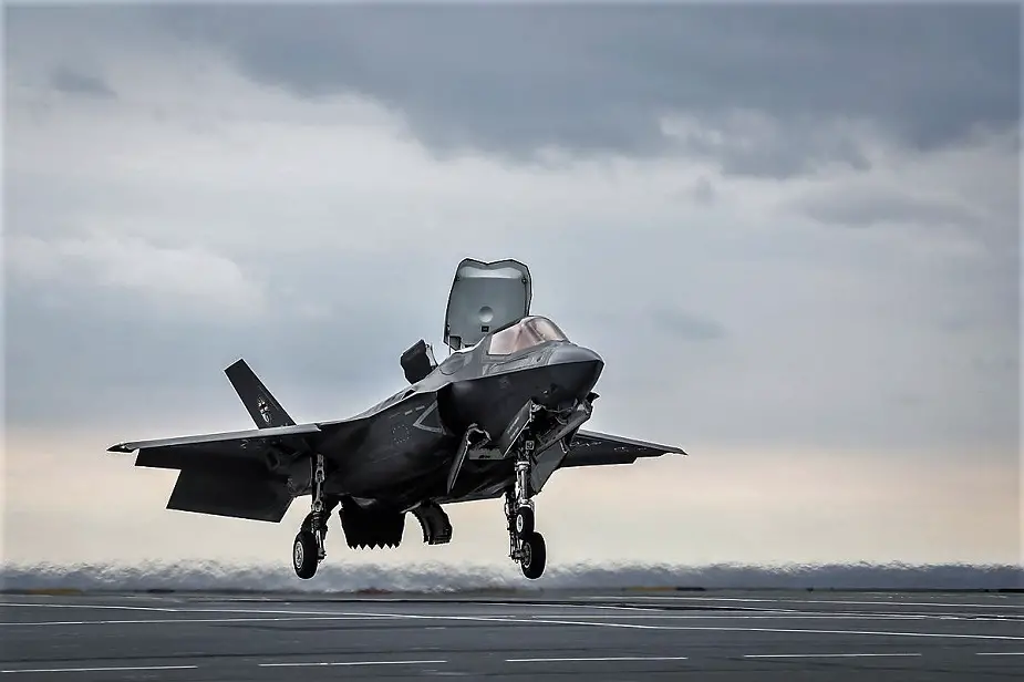 Video F 35B First Shipborne Rolling Vertical Landing Aboard HMS Queen Elizabeth