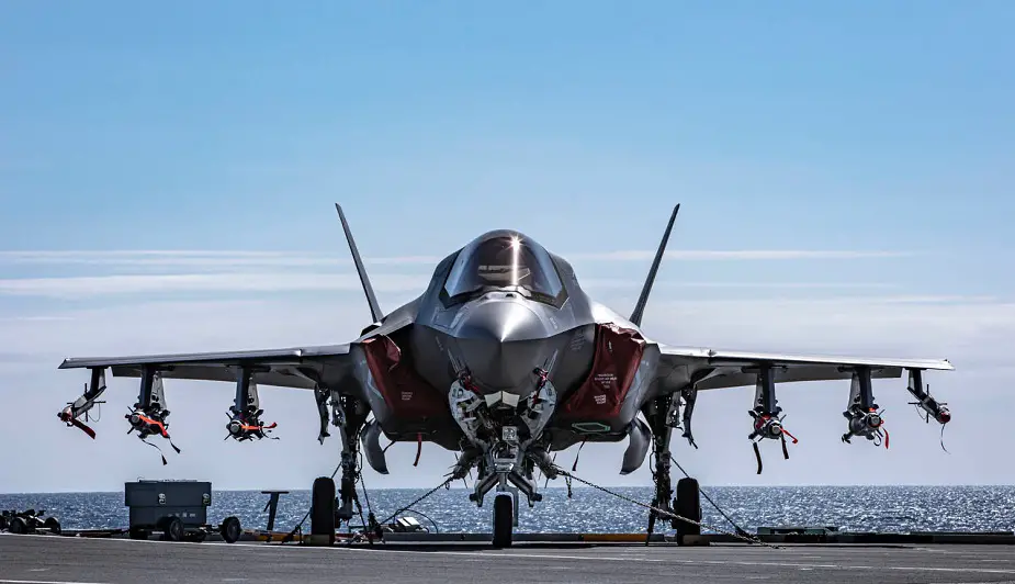 F 35 fully loaded for first time on HMS Queen Elizabeth 01