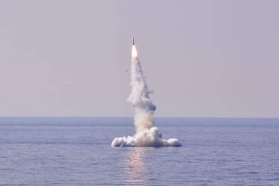 Algerian Navy fires Club S type missiles from Kilo class 636 submarines 925 001