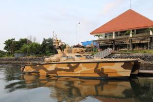 Tank Boat Patrol Vessel with 105mm weapon station John Cockeril right side view 001